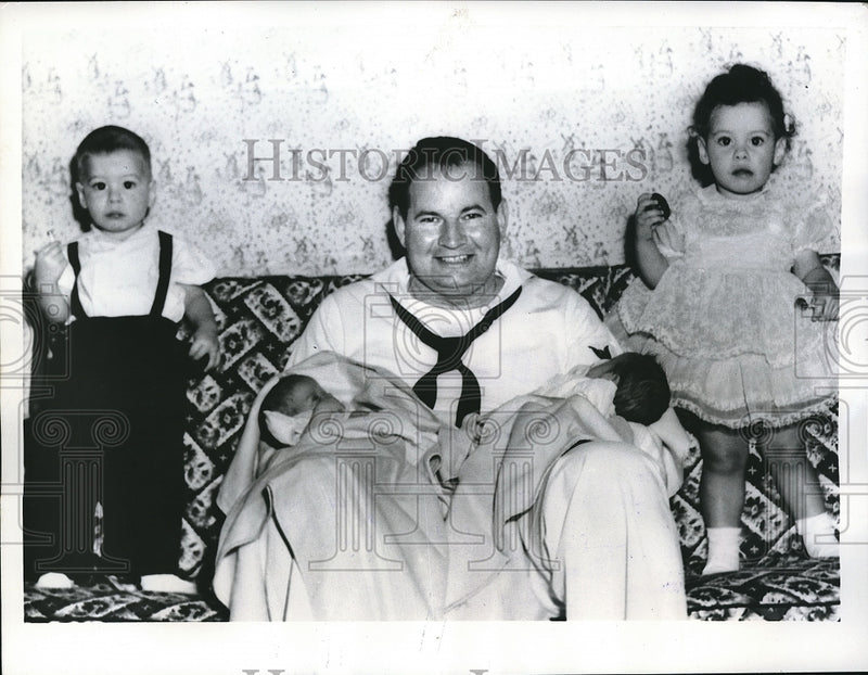 Load image into Gallery viewer, 1955 Press Photo Naples, Italy Radioman 1/c Philip J Hogan &amp; his 2 sets of twin
