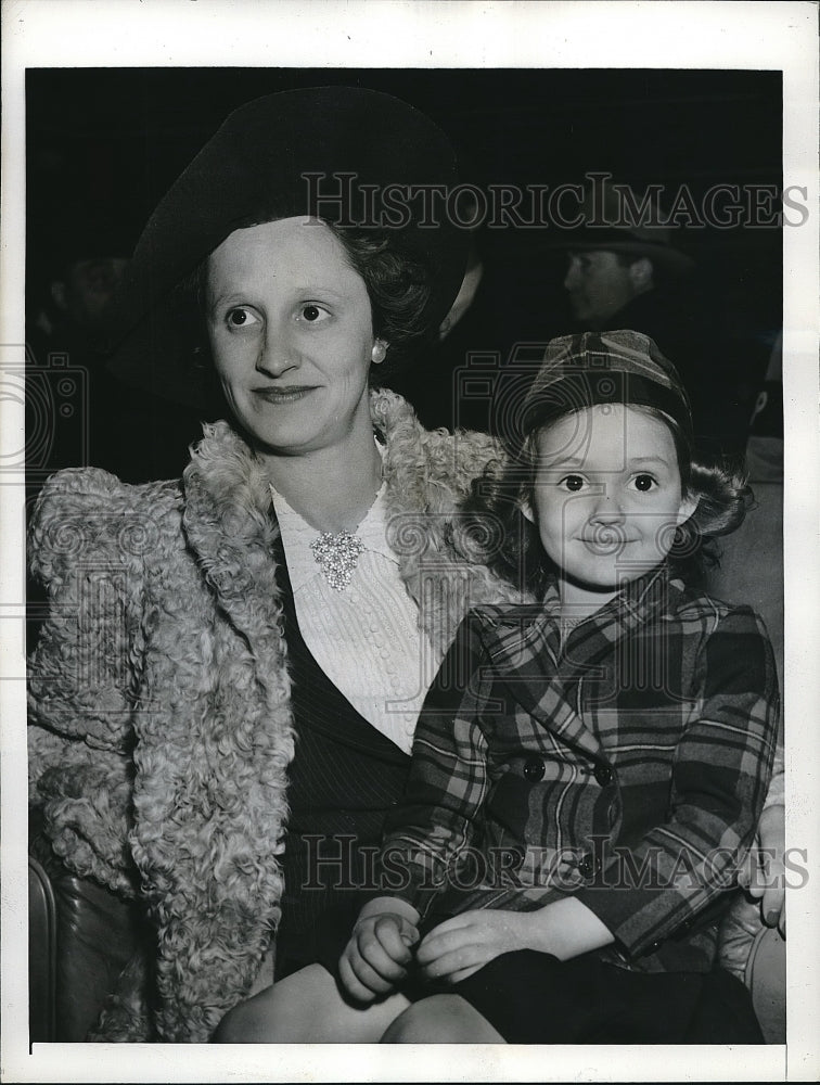 1942 Press Photo Mrs Frank Abbott & Daughter Patricia Age 4 Delhi India- Historic Images