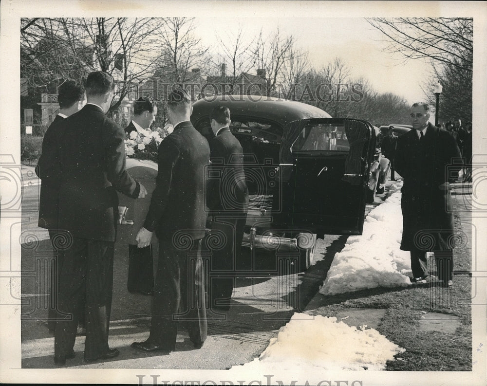 1940 Press Photo Suicide Art Dealer John T. Gerry Buried