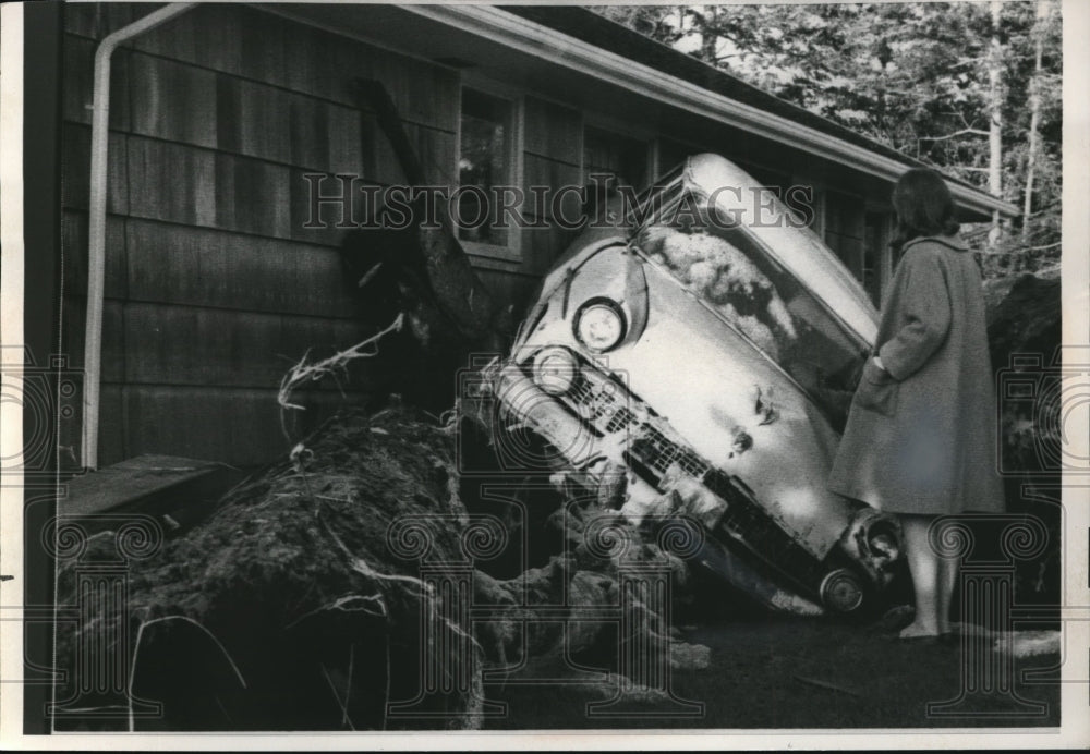 1964 Press Photo Tidal Wave Swept Log and Car Into Paul Creal Home in Seaside