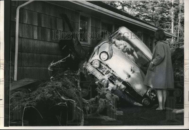 Load image into Gallery viewer, 1964 Press Photo Tidal Wave Swept Log and Car Into Paul Creal Home in Seaside

