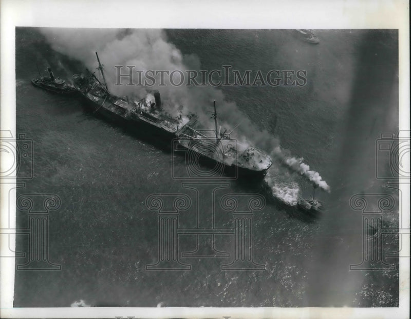 Load image into Gallery viewer, 1941 Press Photo Aerial View Of Freighter Panuco On Fire
