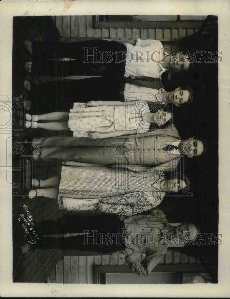 1931 Press Photo Arnold Godbey, returning war hero & his mom & family