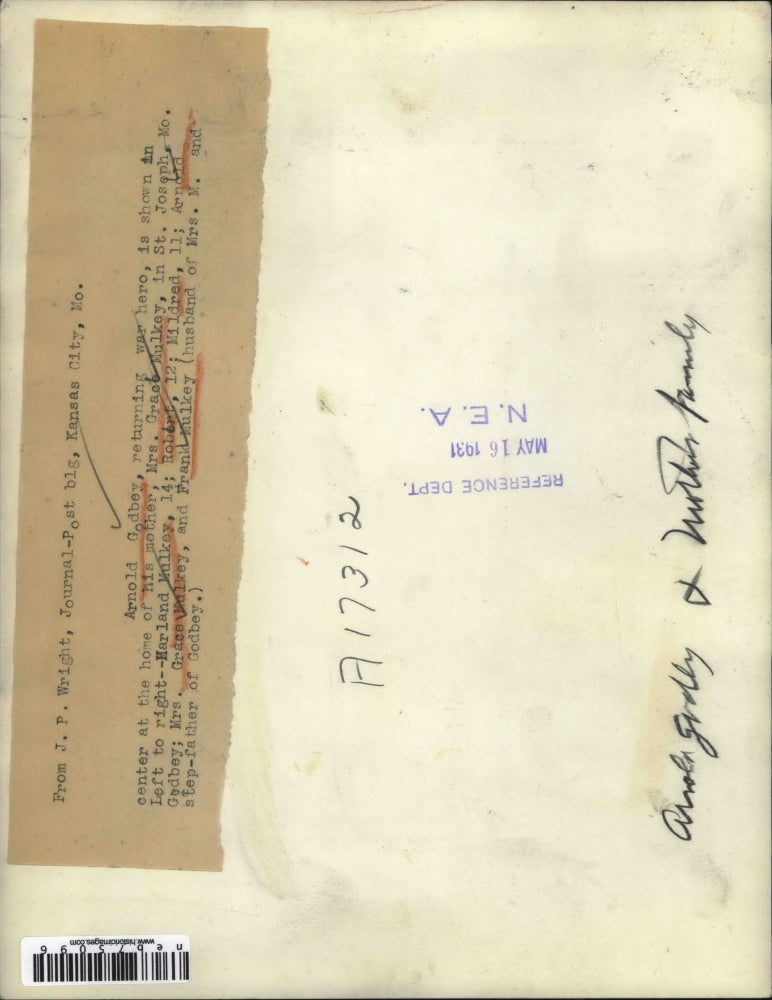 1931 Press Photo Arnold Godbey, returning war hero & his mom & family