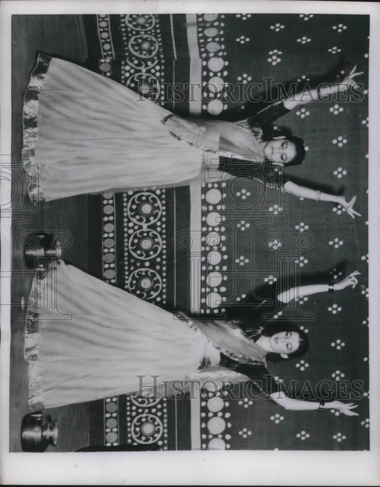 1953 Press Photo Kumari Bharati Gandhi &amp; Barbara Acly During The Indian Dance - Historic Images