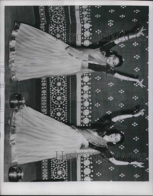 1953 Press Photo Kumari Bharati Gandhi & Barbara Acly During The Indian Dance - Historic Images