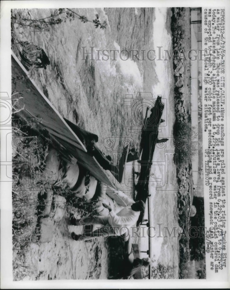 1969 Press Photo More Sandbags Are Piles Against Rising Truckee River California- Historic Images