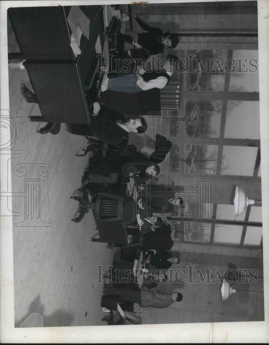 1941 Press Photo New employees at Airplane research labs in Cleveland, Ohio- Historic Images