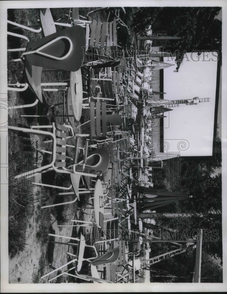 1958 Press Photo Patrons watch film being made in Berlin - neb75225- Historic Images