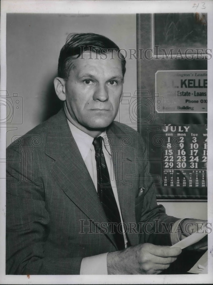 1945 Press Photo Arlington County Treasurer John Locke Green opened a court - Historic Images