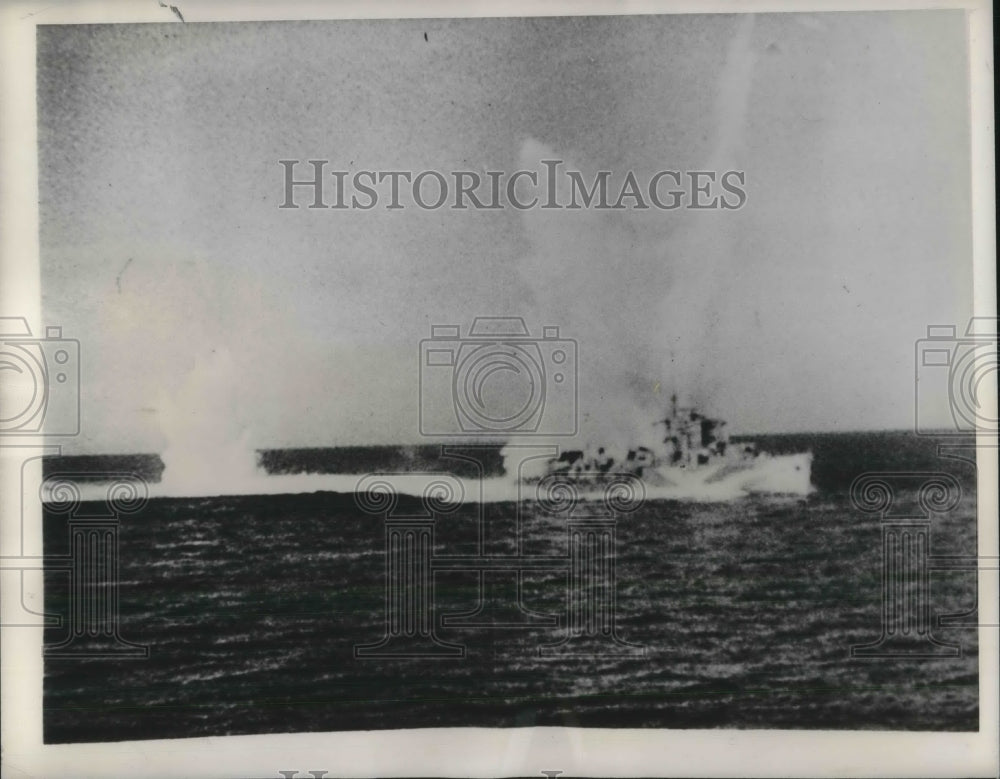 1943 Press Photo Allied escort ship almost hit by Axis bomb in Mediterrean- Historic Images