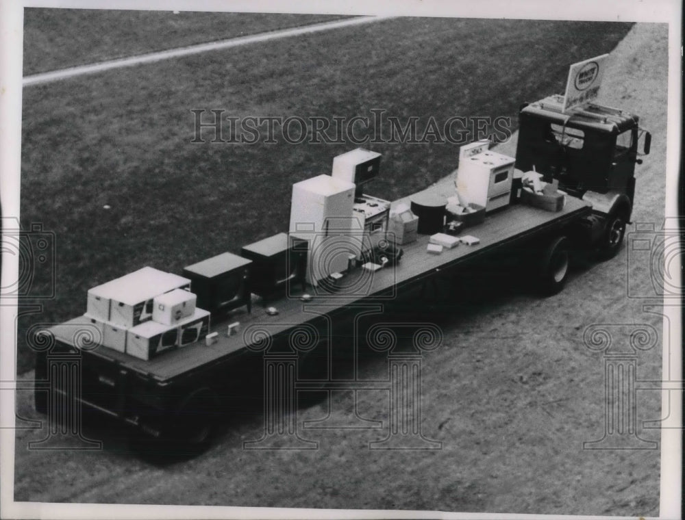 1965 Press Photo A trailer of prizes to be given away at Clevelan, Ohio stadium- Historic Images