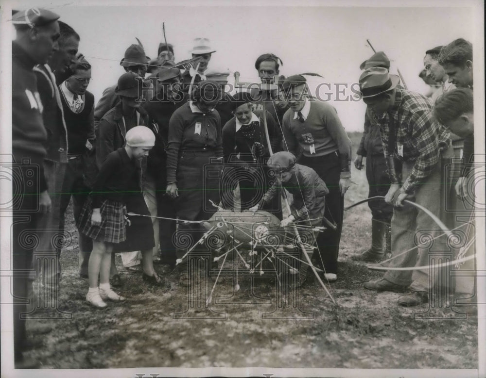 1937 Press Photo Mickey Murray Tries to Find Her Arrow at Archery Meeting in NJ- Historic Images