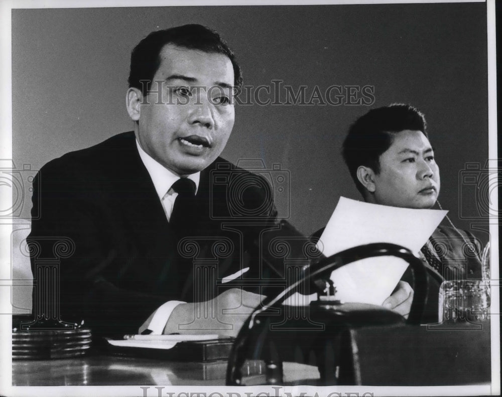 1970 Press Photo Cambodian Charge D&#39;Affaires Or Kosalak Giving News Conference- Historic Images