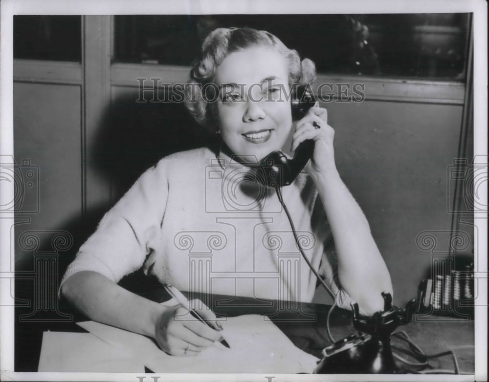 1954 Press Photo Louise Yount onnthe phone at her work desk- Historic Images