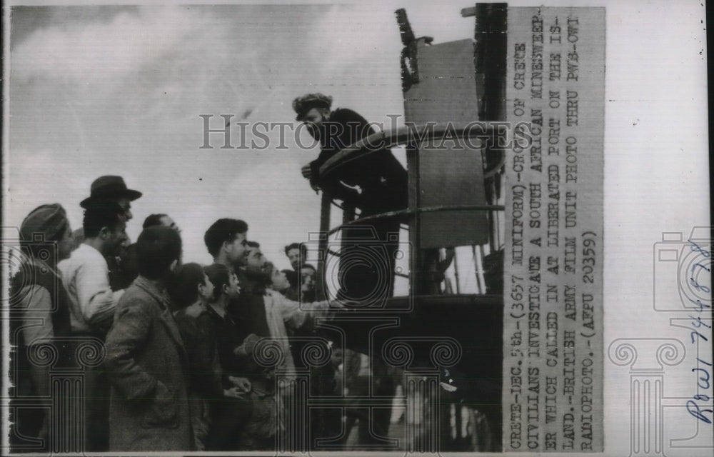 1944 Press Photo Crete, civilians &amp; crew of minesweeper after liberation- Historic Images