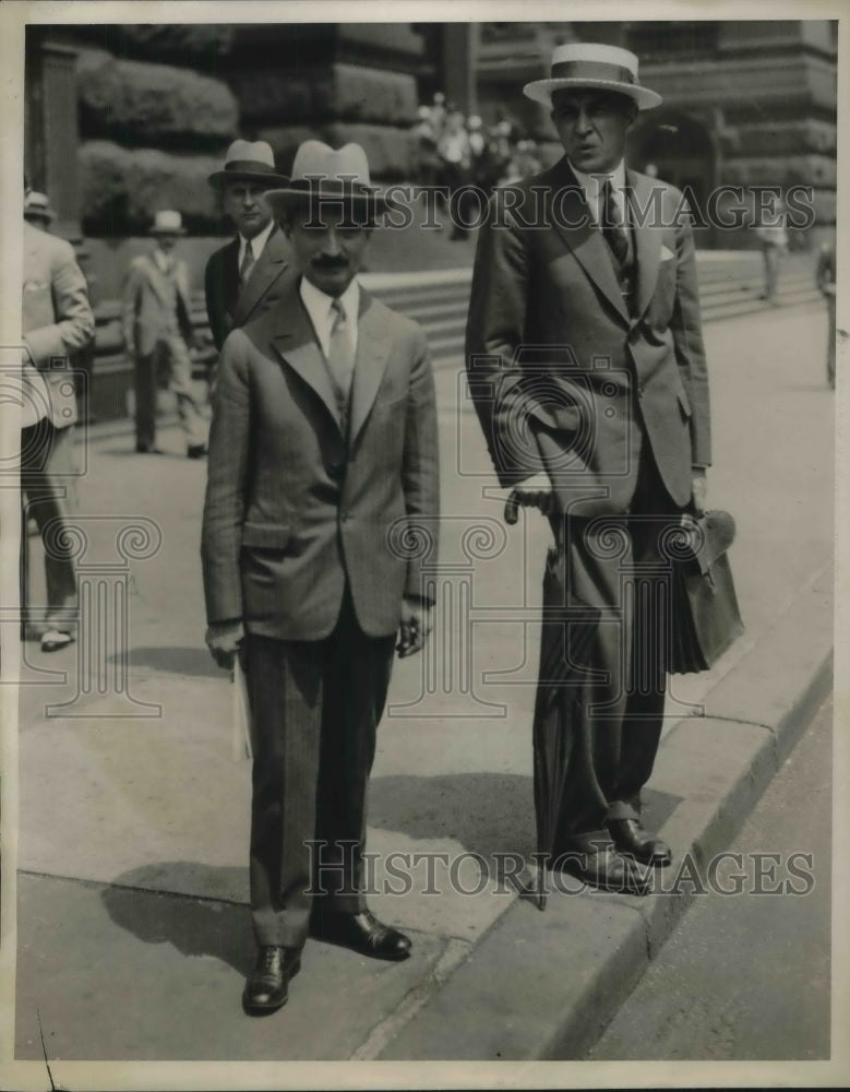 1931 Press Photo Kresel Theodore Kiendl Attorney Leaving Court - Historic Images