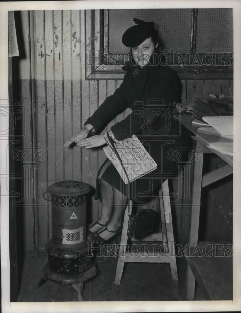 1941 Press Photo Mrs. Raoul Mace Warms Hands Arriving From Martinique- Historic Images