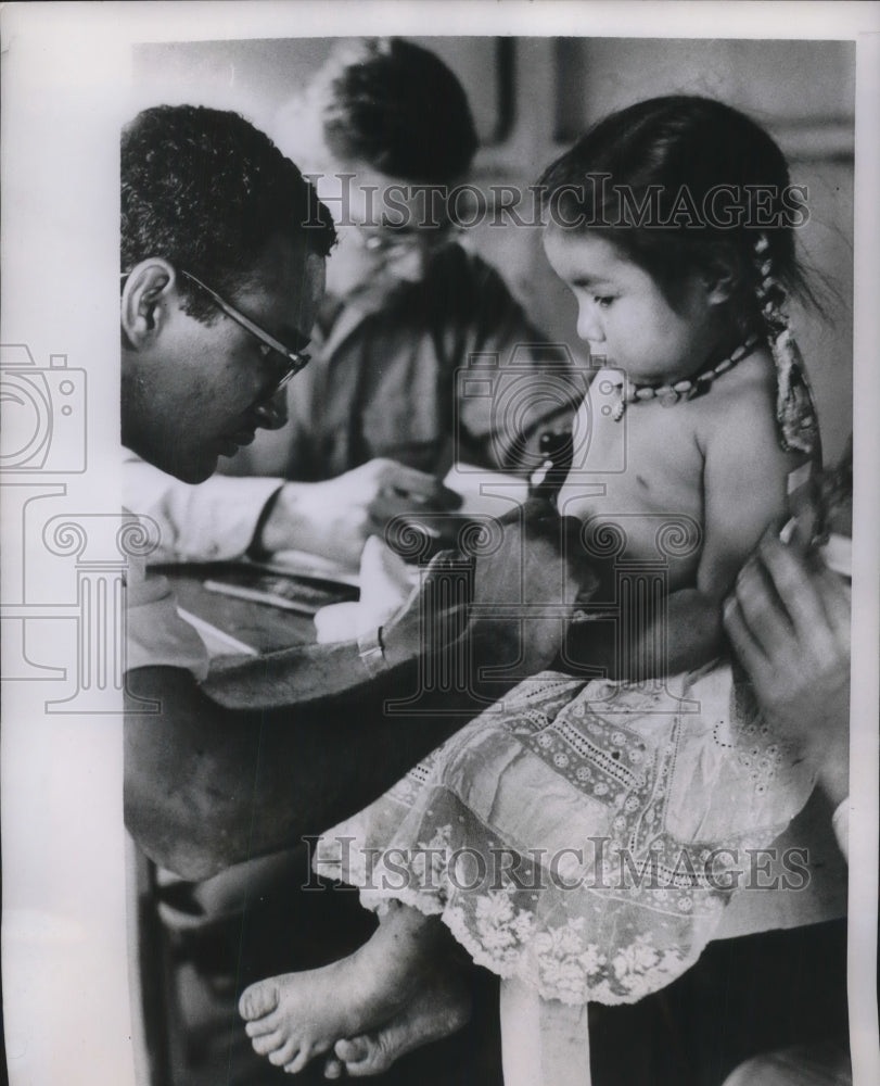 1959 Press Photo Guatemalan girl examined by a doctor of the UN- Historic Images