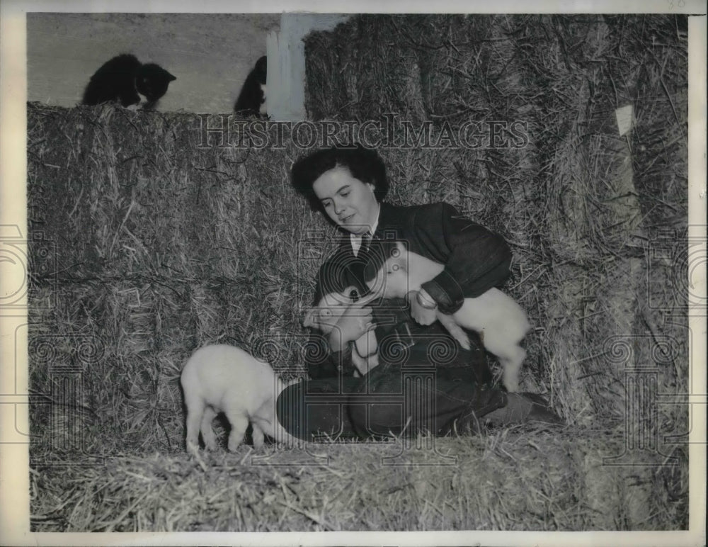 1943 Press Photo Gail Daly of Brookline, MA, uses a bottle to feed the piglet- Historic Images