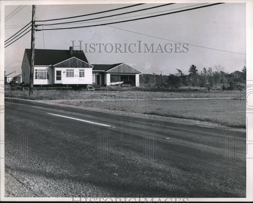 1963 Press Photo Middleburg Hgts home on hyway in Cleveland, Ohio