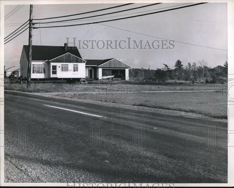 Load image into Gallery viewer, 1963 Press Photo Middleburg Hgts home on hyway in Cleveland, Ohio
