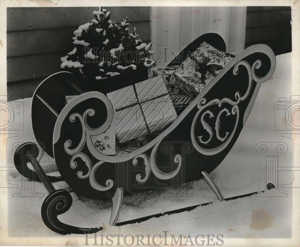 1953 Press Photo A sleigh with Christmas presents on display