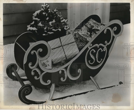 1953 Press Photo A sleigh with Christmas presents on display