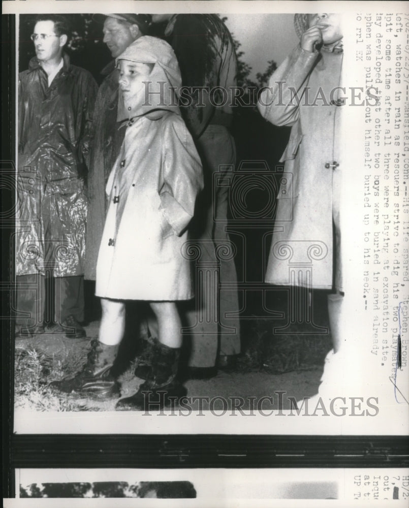 1957 Press Photo Stephen Brown Watches Rescuers Dig Playmates Out Of Hole- Historic Images