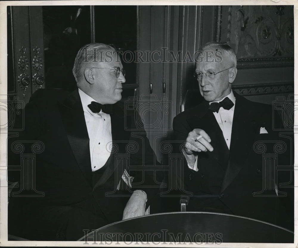 1945 Press Photo Paul McKee President Portland Gas &amp; Coke Company &amp; William Wern- Historic Images