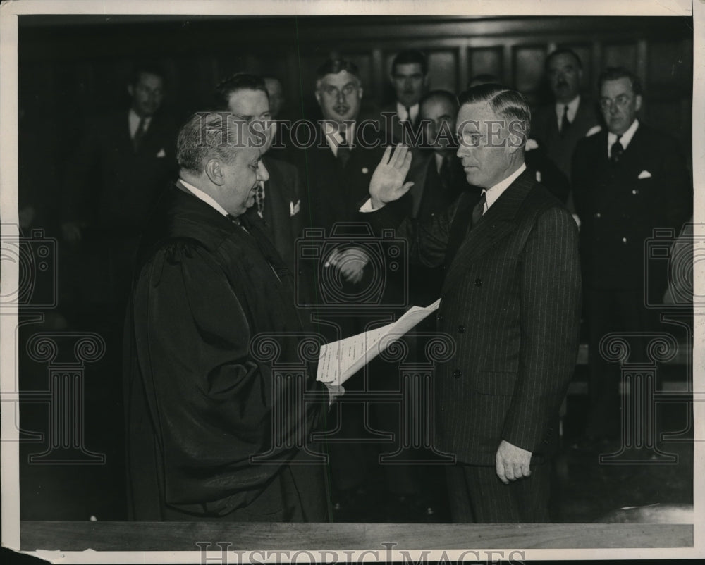 1937 Press Photo Leo Dorsey sworn in  to NY Statete S. Court by Al Franlenthaler- Historic Images