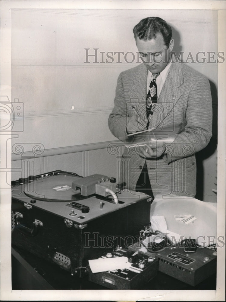 1946 Press Photo Los Angeles California Pete Lorenz Recording Police Equipment- Historic Images