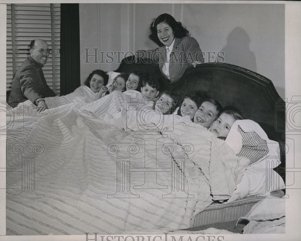 1946 Press Photo Major &amp; Senora Severing Somrra with 6 Children in Chicago Hotel- Historic Images