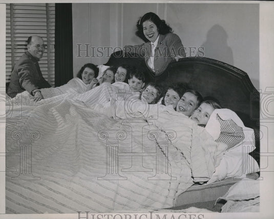 1946 Press Photo Major & Senora Severing Somrra with 6 Children in Chicago Hotel- Historic Images
