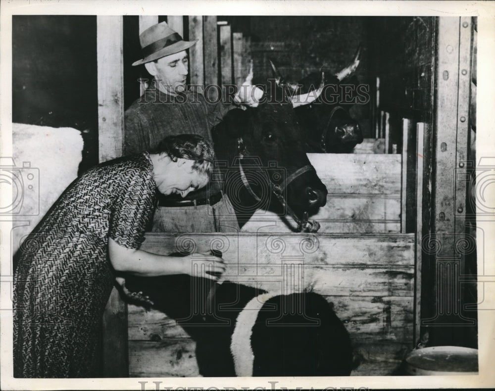 1946 Press Photo Mr. & Mrs. Ray Gilbert With Livestock on Freight Car - Historic Images