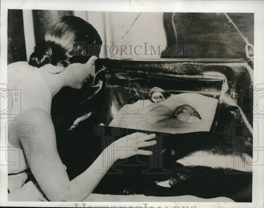 1933 Press Photo Charlotte Condia 6 Weeks Old with Pneumonia &amp; Her Mother - Historic Images