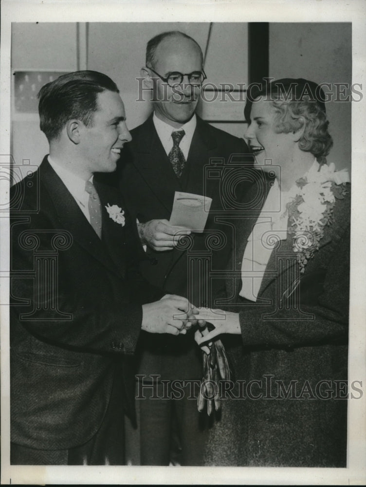 1933 Press Photo Ensign John Lamade, Miss Helen Elizabeth Goss, during wedding- Historic Images