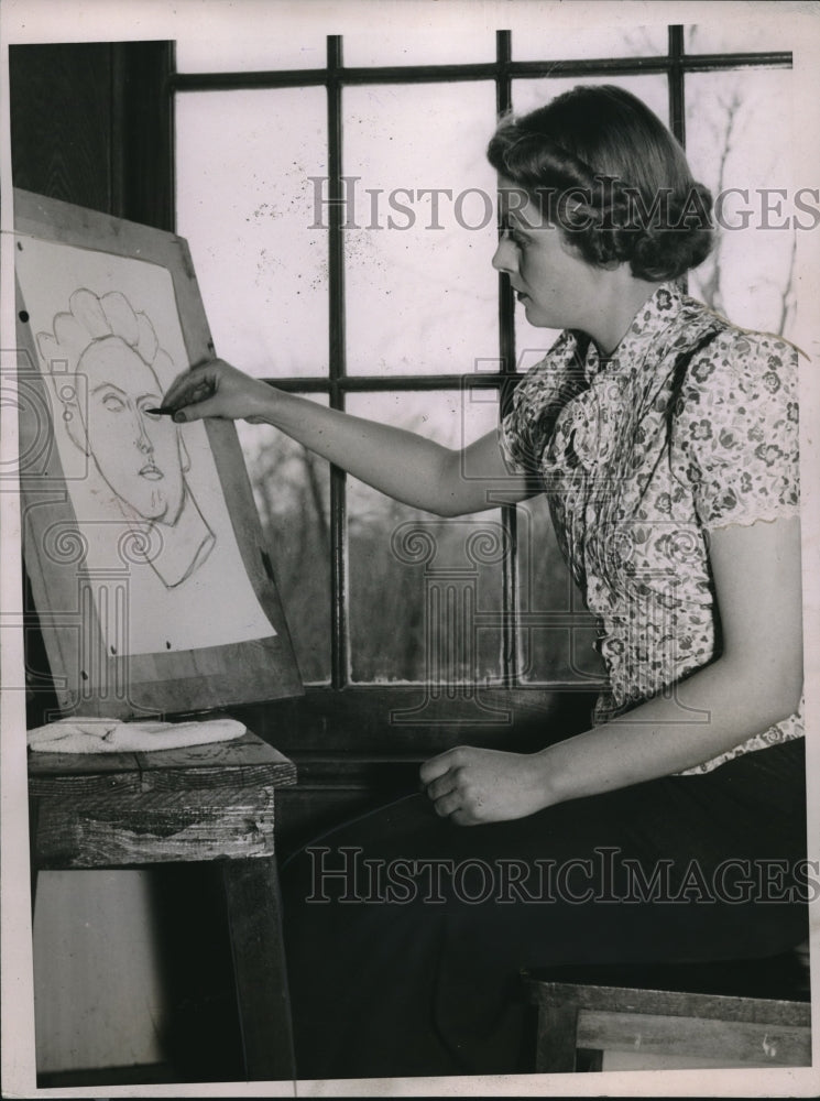 1937 Press Photo Marjorie is making the first outlines of a charcoal sketch- Historic Images