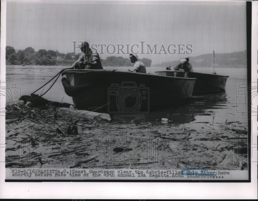 1951 Press Photo Coast Guardsmen clear Debris filled Ohio River - Historic Images