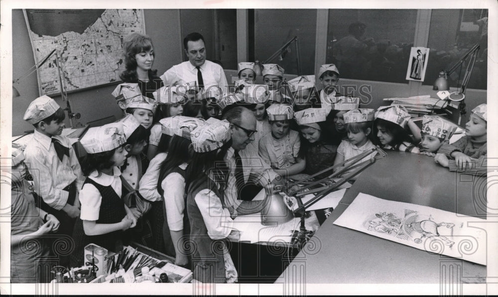 1969 Press Photo Bedford &amp; Aurora Elem. school, Mrs E Heller &amp; a class- Historic Images