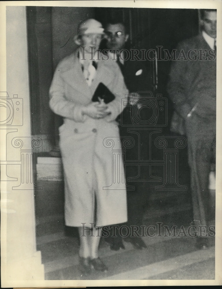 1934 Press Photo Mrs Robert Lowe being taken into custody by Federal Agents- Historic Images
