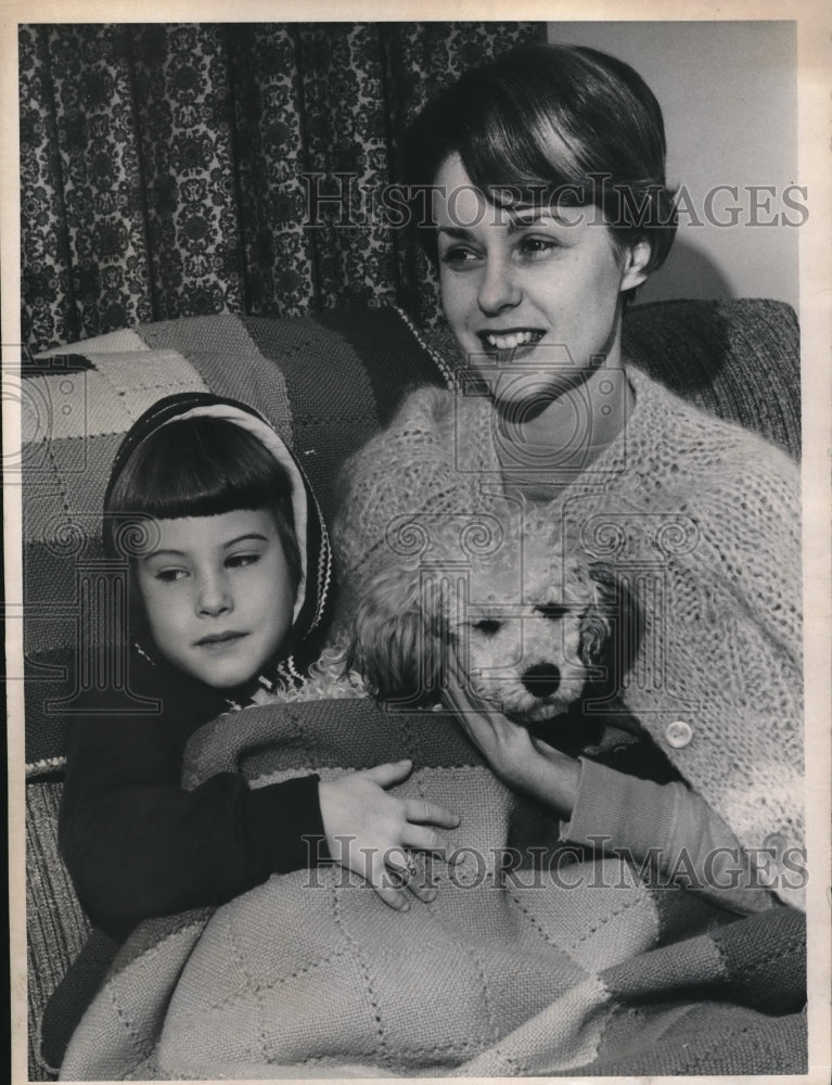 1967 Press Photo Mrs. Donald Lahey &amp; Daughter Molly Keeping Warm - Historic Images