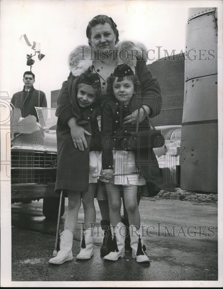 Load image into Gallery viewer, 1956 Press Photo Mrs. Mary Parker with Judy Kossul and daughter Kathleen
