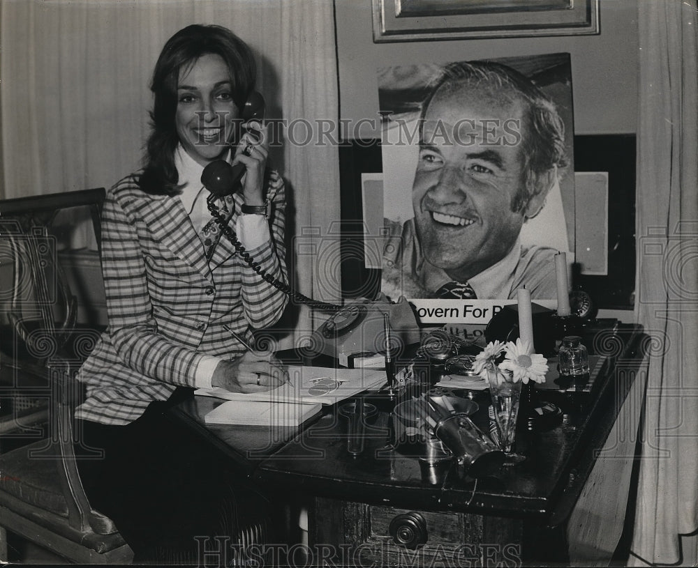 1972 Press Photo Mrs Susan Blackburn votes by phone for Governor