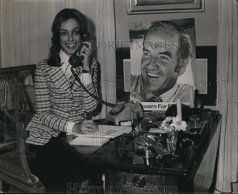 Load image into Gallery viewer, 1972 Press Photo Mrs Susan Blackburn votes by phone for Governor
