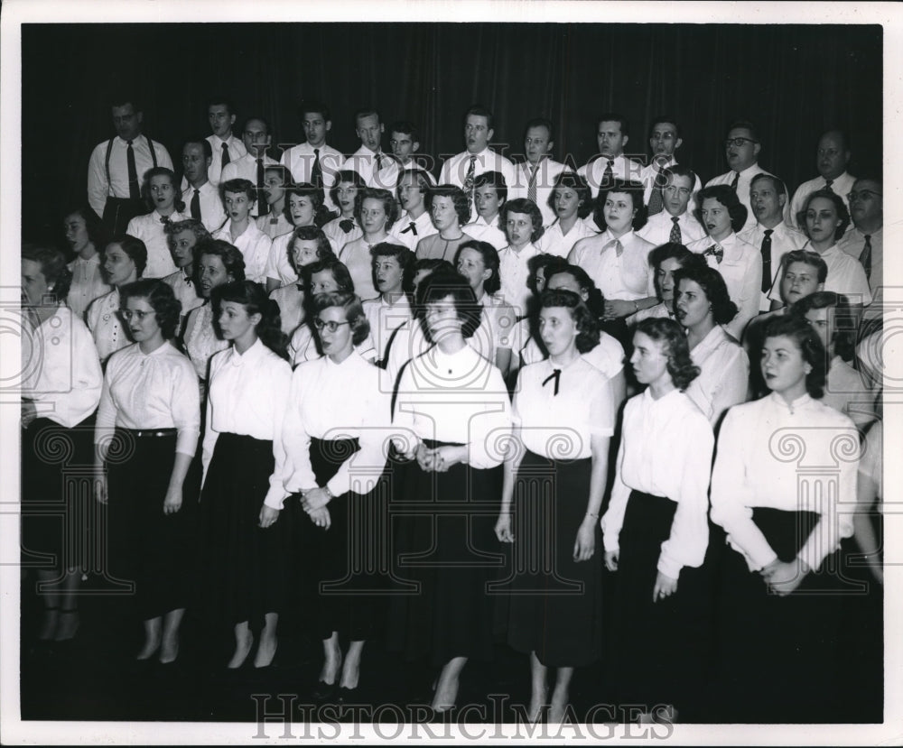 1953 Press Photo Cadillac Tank Plant Choir Performs- Historic Images