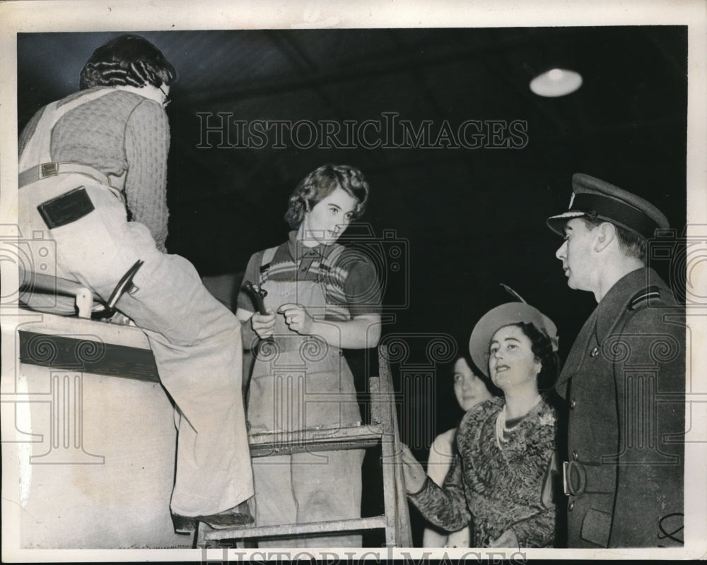 1940 Press Photo King George &amp; Queen Elizabeth Visit Girl Workers Factory - Historic Images