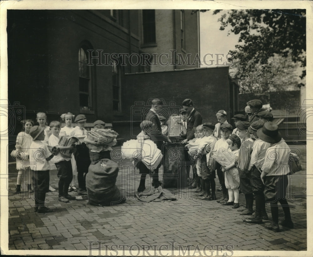 1920 Press Photo St. Louis School Children Collecting Paper- Historic Images