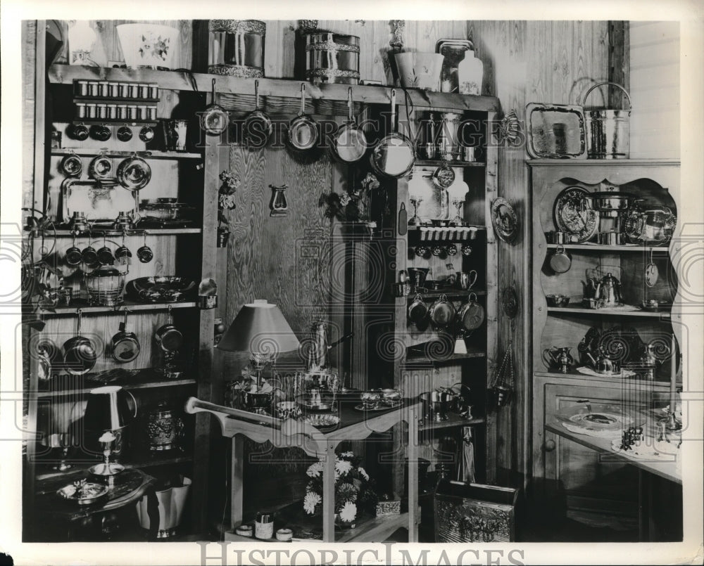 1954 Press Photo Copper and Brass Gifts in a Store - neb82002