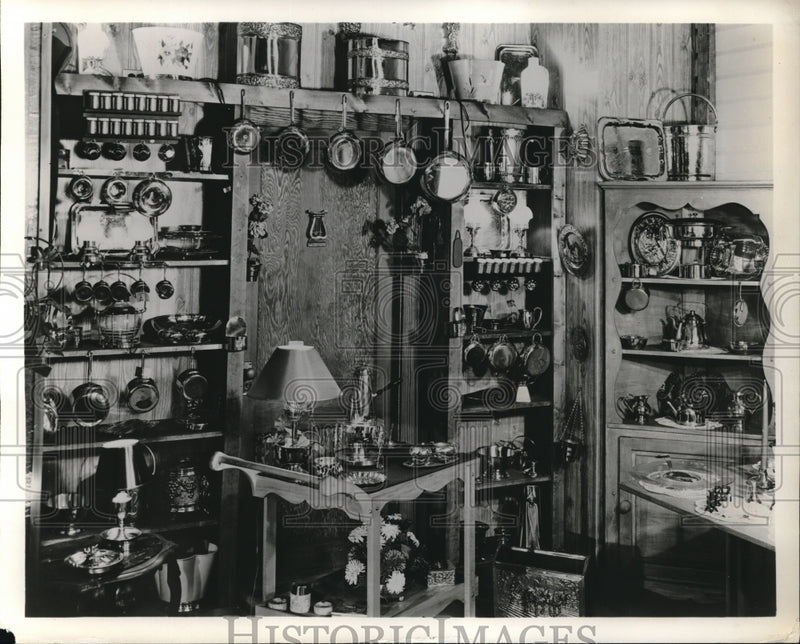 Load image into Gallery viewer, 1954 Press Photo Copper and Brass Gifts in a Store - neb82002
